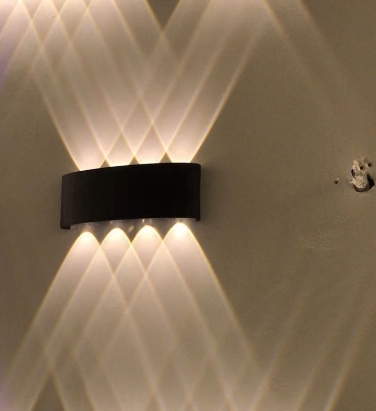 מנורת קיר דקורטיבית